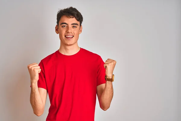 Menino Adolescente Vestindo Camiseta Vermelha Sobre Fundo Isolado Branco Comemorando — Fotografia de Stock