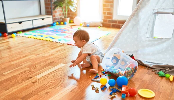 Adorable Niño Jugando Alrededor Montón Juguetes Jardín Infantes — Foto de Stock