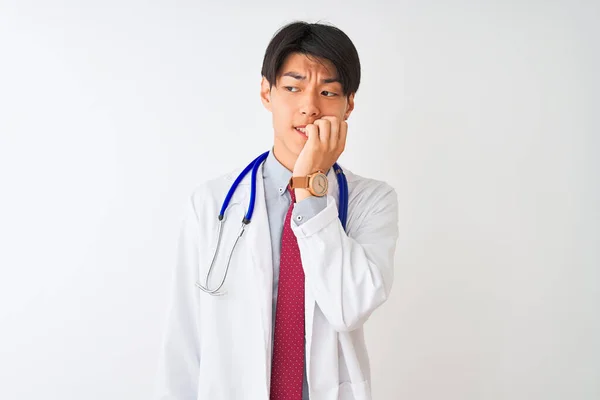Chinesischer Arzt Mit Mantelkrawatte Und Stethoskop Über Isoliertem Weißem Hintergrund — Stockfoto