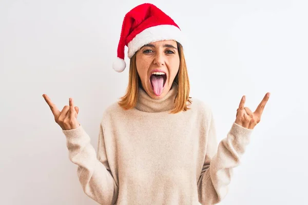 Mulher Ruiva Bonita Usando Chapéu Natal Sobre Fundo Isolado Gritando — Fotografia de Stock