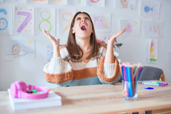 Tânăra Frumoasă Profesoară Femeie Purtând Pulover Ochelari Stând Birou Grădiniță — Fotografie, imagine de stoc