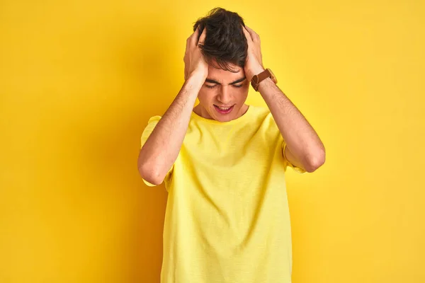 Εφηβικό Αγόρι Που Φοράει Κίτρινο Μπλουζάκι Πάνω Απομονωμένο Φόντο Που — Φωτογραφία Αρχείου