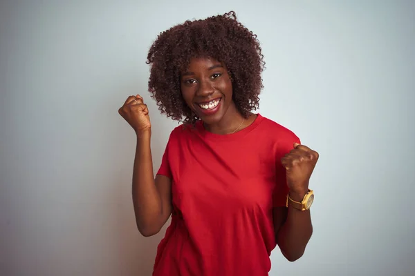Jovem Africana Afro Mulher Vestindo Camiseta Vermelha Sobre Fundo Branco — Fotografia de Stock