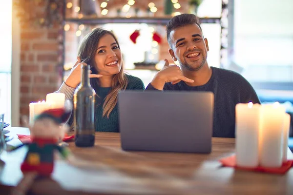 Young Beautiful Couple Sitting Using Laptop Christmas Decoration Home Smiling — Stock Photo, Image