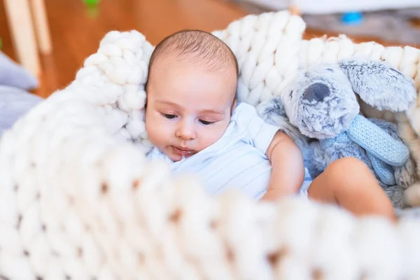 Evdeki Battaniyenin Üzerine Uzanmış Sevimli Bir Bebek Yeni Doğmuş Bebek — Stok fotoğraf