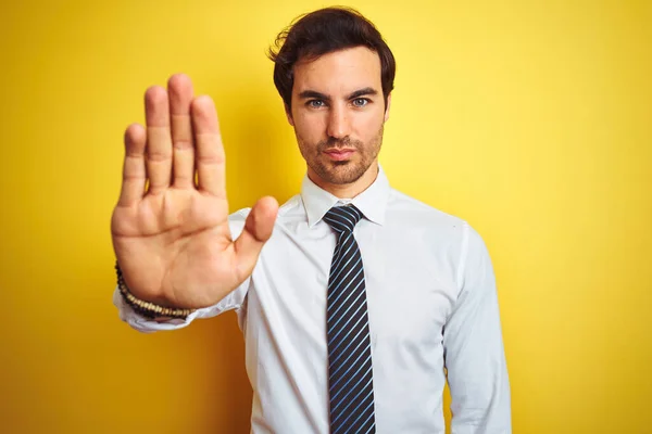 Joven Hombre Negocios Guapo Con Camisa Elegante Corbata Sobre Fondo —  Fotos de Stock