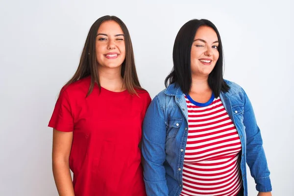 Junge Schöne Frauen Lässiger Kleidung Die Vor Isoliertem Weißen Hintergrund — Stockfoto