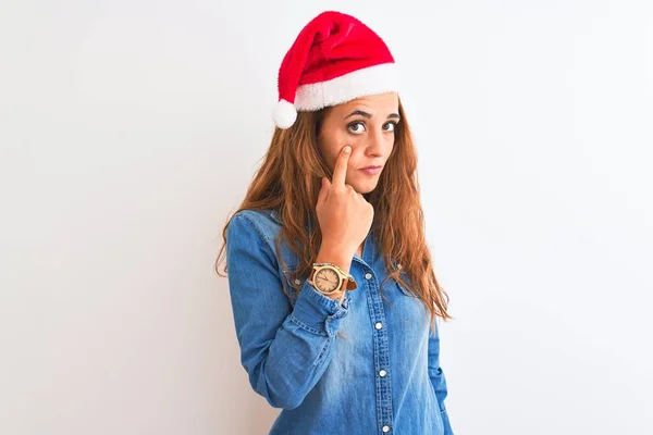Молодая Красивая Рыжая Женщина Рождественской Шляпе Изолированном Фоне Указывая Глаза — стоковое фото