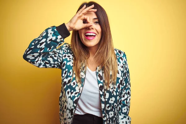 Jonge Mooie Vrouw Dragen Casual Jas Geel Geïsoleerde Achtergrond Doet — Stockfoto