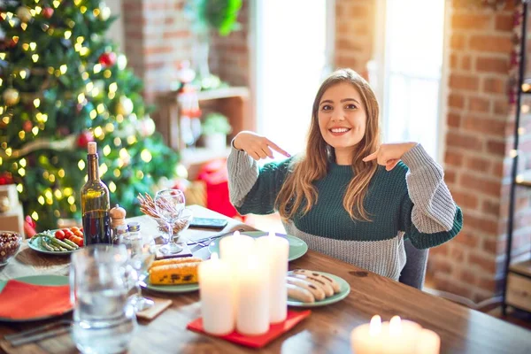Joven Hermosa Mujer Sentada Comiendo Comida Alrededor Del Árbol Navidad — Foto de Stock