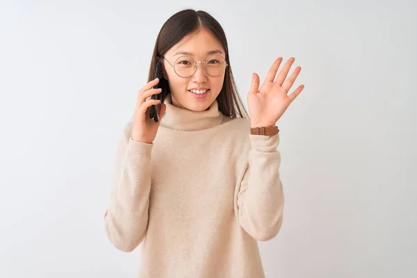 Joven Mujer China Hablando Teléfono Inteligente Sobre Fondo Blanco Aislado —  Fotos de Stock