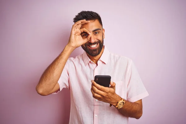 Homem Indiano Jovem Usando Smartphone Sobre Fundo Rosa Isolado Com — Fotografia de Stock