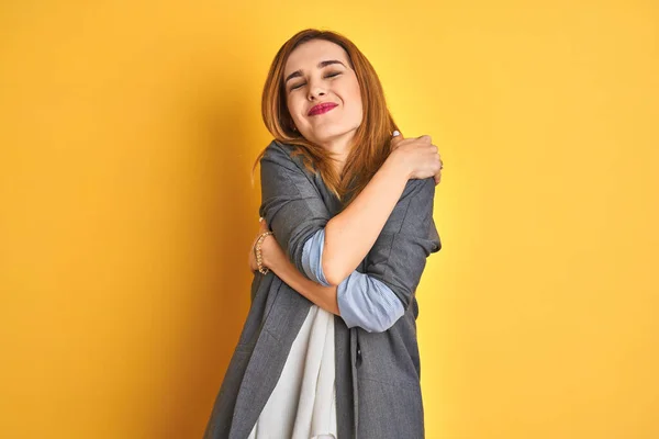 Pelirroja Mujer Negocios Caucásica Sobre Fondo Aislado Amarillo Tratando Abrir — Foto de Stock