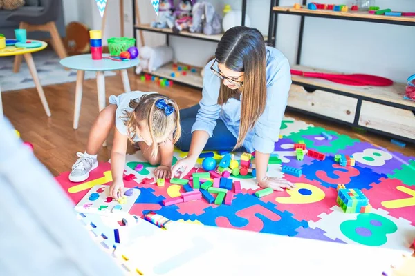 Niña Caucásica Jugando Aprendiendo Playschool Con Maestra Madre Hija Sala —  Fotos de Stock