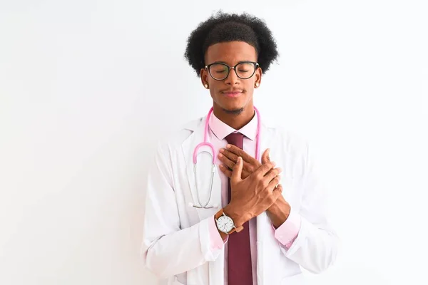 Joven Médico Afroamericano Con Estetoscopio Rosa Sobre Fondo Blanco Aislado — Foto de Stock