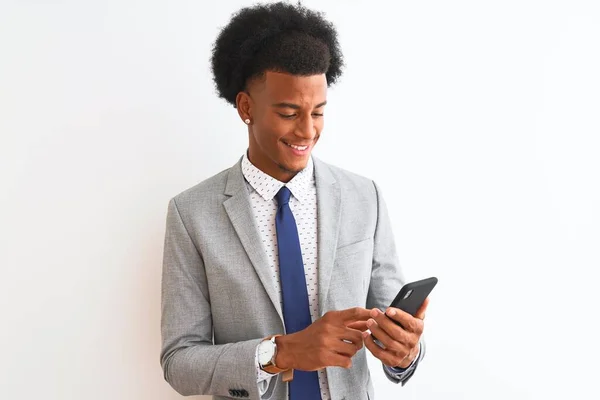 Jonge Afrikaanse Amerikaanse Zakenman Met Behulp Van Smartphone Geïsoleerde Witte — Stockfoto