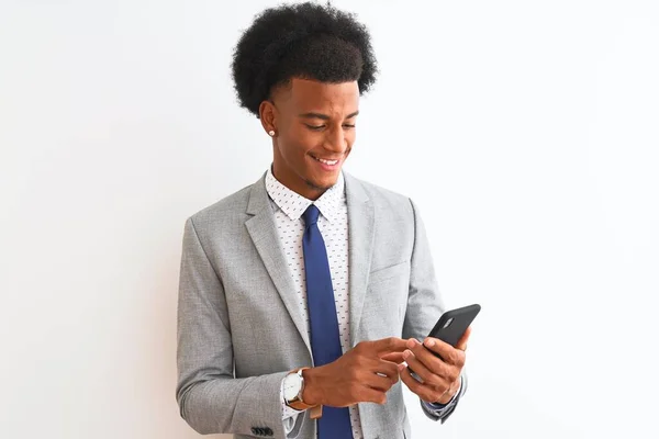 Joven Hombre Negocios Afroamericano Usando Teléfono Inteligente Sobre Fondo Blanco —  Fotos de Stock