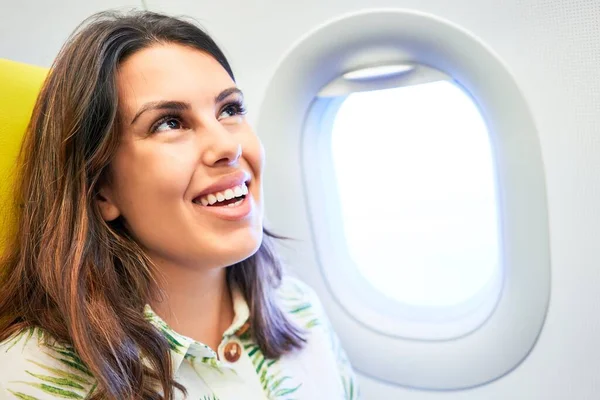 Jeune Voyageuse Assise Intérieur Avion Aéroport Avec Vue Sur Ciel — Photo