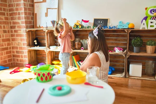 Belle Enseignante Étudiante Blonde Enfant Bas Âge Jouant Pour Être — Photo