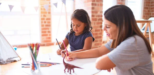 Bella Insegnante Bambino Ragazza Disegno Disegnare Utilizzando Matite Colorate Alla — Foto Stock