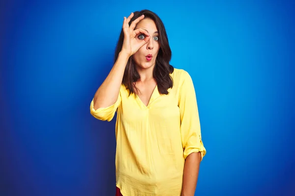 Jeune Belle Femme Portant Shirt Jaune Debout Sur Fond Bleu — Photo