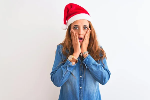 Joven Hermosa Pelirroja Con Sombrero Navidad Sobre Fondo Aislado Asustado — Foto de Stock