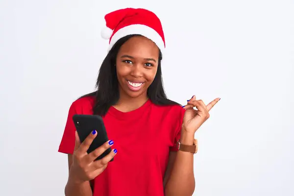 Jovem Afro Americana Vestindo Chapéu Natal Usando Smartphone Muito Feliz — Fotografia de Stock