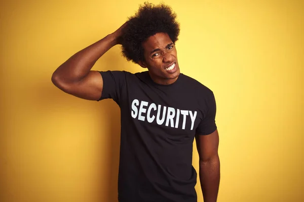 Homem Salvaguarda Americano Com Cabelo Afro Vestindo Uniforme Segurança Sobre — Fotografia de Stock