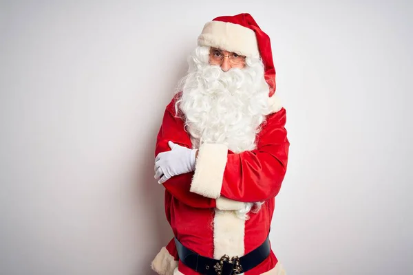 中年英俊男子身穿圣诞老人服装 站在孤立的白色背景下 持怀疑和紧张的态度 双手交叉 脸上带着不赞成的表情 消极的人 — 图库照片