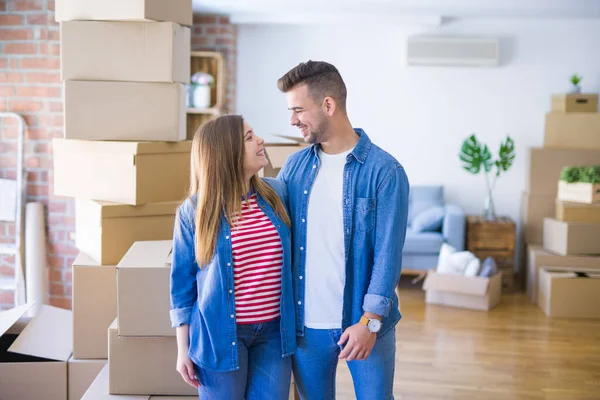 Jong mooi paar in liefde verhuizen naar nieuw huis, erg blij een — Stockfoto