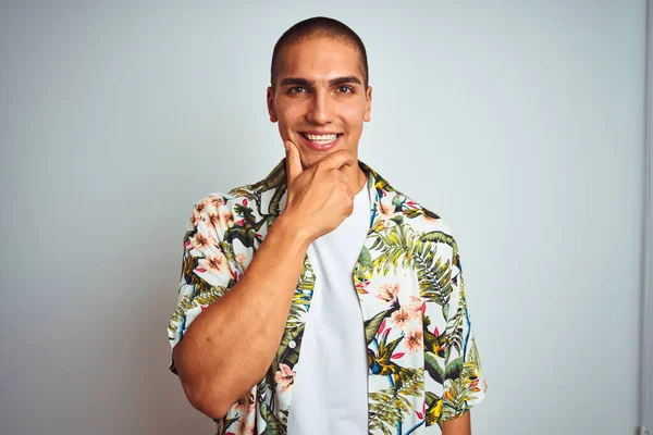 Mladý Pohledný Muž Prázdninách Oblečený Havajské Košili Přes Bílé Pozadí — Stock fotografie
