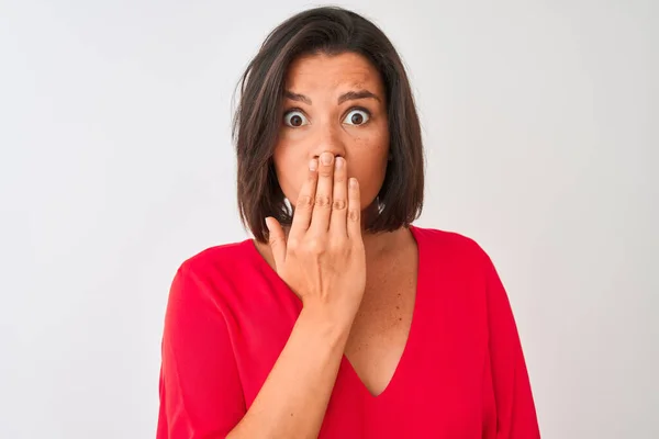 Jonge Mooie Vrouw Dragen Rode Shirt Staande Geïsoleerde Witte Achtergrond — Stockfoto