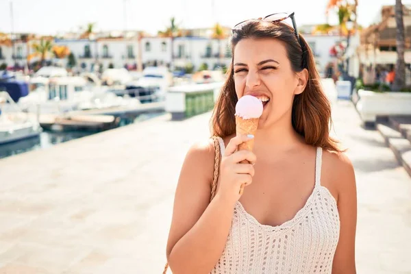 Молодая Красивая Женщина Ест Мороженое Солнечный День Лета Каникулах — стоковое фото
