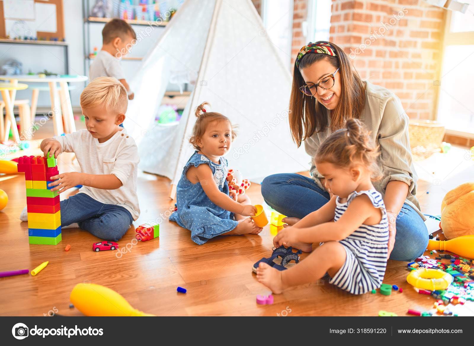 Jovem Bela Professora Criança Brincando Com Bolas Coloridas Jardim Infância  fotos, imagens de © Krakenimages.com #333765454
