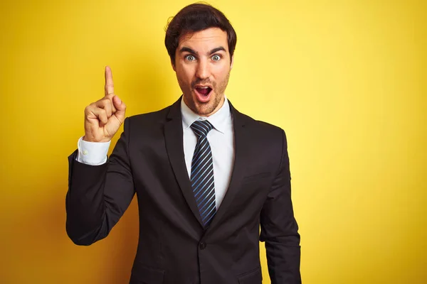 Joven Hombre Negocios Guapo Vistiendo Traje Corbata Pie Sobre Fondo — Foto de Stock