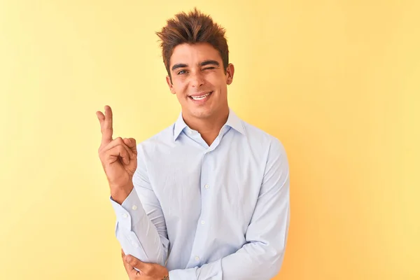 Joven Hombre Negocios Guapo Con Camisa Elegante Sobre Fondo Amarillo —  Fotos de Stock