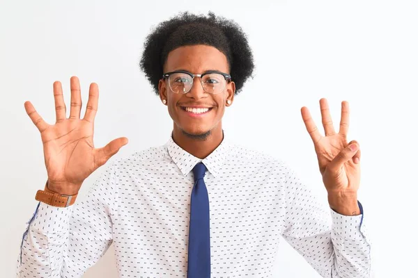 Νεαρός Αφροαμερικάνος Επιχειρηματίας Γραβάτα Και Γυαλιά Πάνω Απομονωμένο Λευκό Φόντο — Φωτογραφία Αρχείου