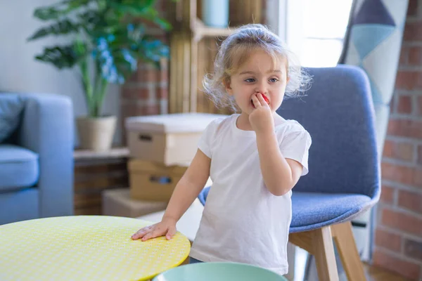 Beautiful Toddler Child Girl Eating Strawberry — Stock Photo, Image