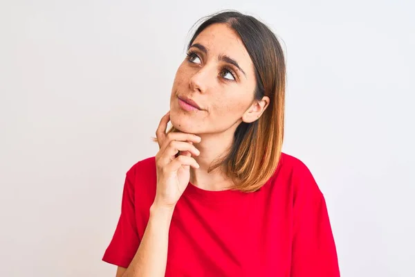 Mulher Ruiva Bonita Vestindo Casual Camiseta Vermelha Sobre Fundo Isolado — Fotografia de Stock