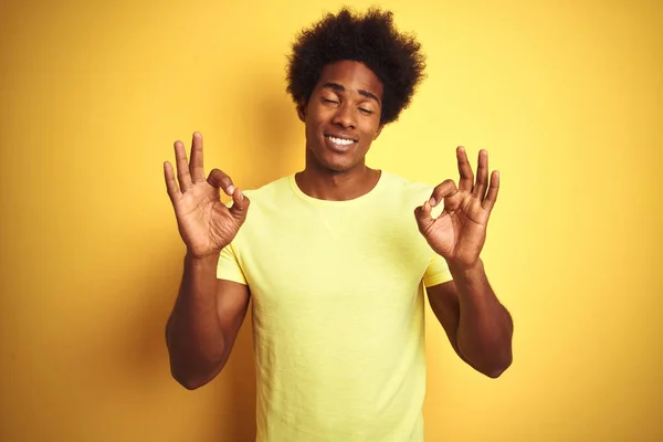 Afro Amerikaanse Man Met Afrohaar Shirt Geïsoleerde Gele Achtergrond Ontspannen — Stockfoto