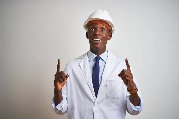 Ingegnere Afroamericano Uomo Indossa Cappotto Casco Sfondo Bianco Isolato Stupito — Foto Stock