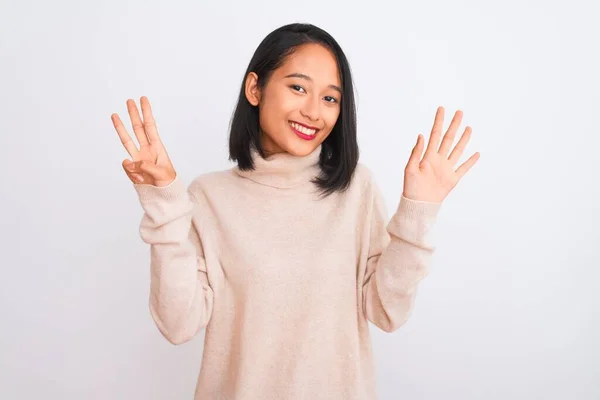 터틀넥 스웨터를 여성은 자신감 행복하게 웃으면서 손가락 들었다 — 스톡 사진