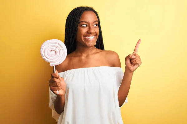 Genç Afro Amerikalı Kadın Şeker Yiyor Zole Edilmiş Sarı Arka — Stok fotoğraf