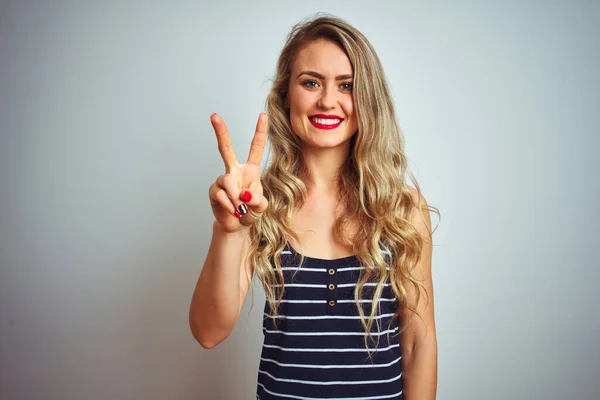 Joven Hermosa Mujer Con Rayas Camiseta Pie Sobre Fondo Blanco — Foto de Stock