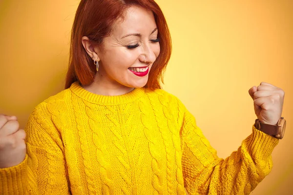 Młoda Ruda Kobieta Zimowym Swetrze Stojąca Odizolowanym Żółtym Tle Bardzo — Zdjęcie stockowe