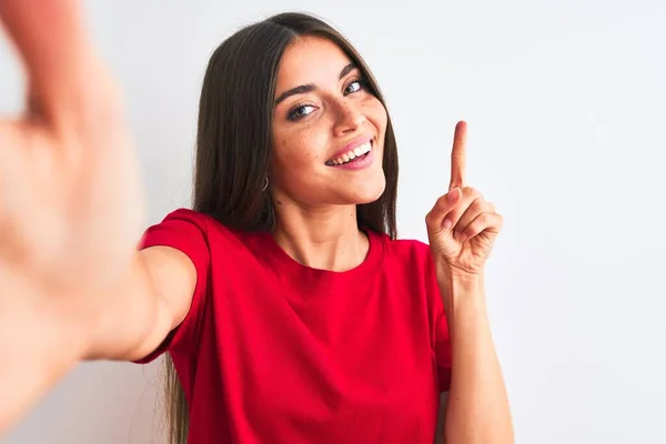 Piękna Kobieta Czerwonym Shircie Zrobić Selfie Przez Kamerę Odizolowanym Białym — Zdjęcie stockowe