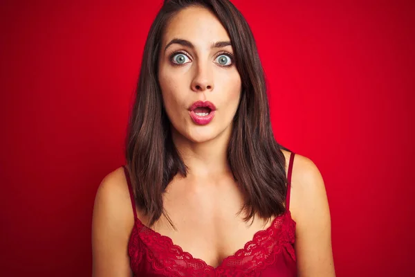Jonge Mooie Vrouw Dragen Sexy Lingerie Rode Geïsoleerde Achtergrond Bang — Stockfoto