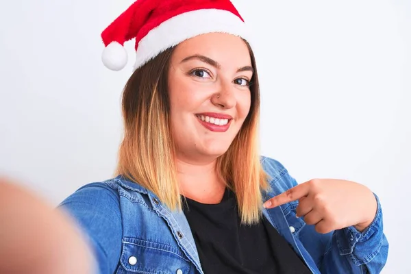 Όμορφη Γυναίκα Φορώντας Χριστούγεννα Σάντα Καπέλο Κάνει Selfie Πάνω Από — Φωτογραφία Αρχείου