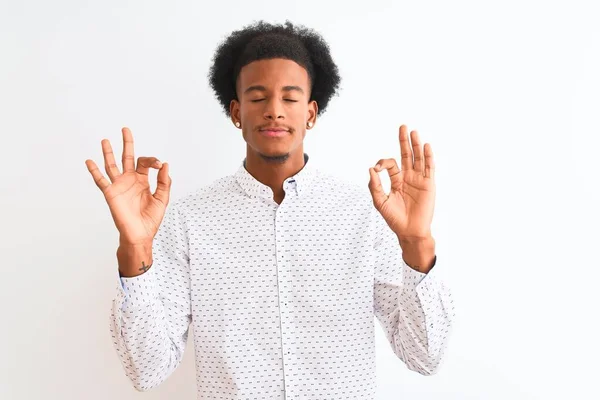 Jonge Afro Amerikaanse Man Met Een Elegant Shirt Een Geïsoleerde — Stockfoto