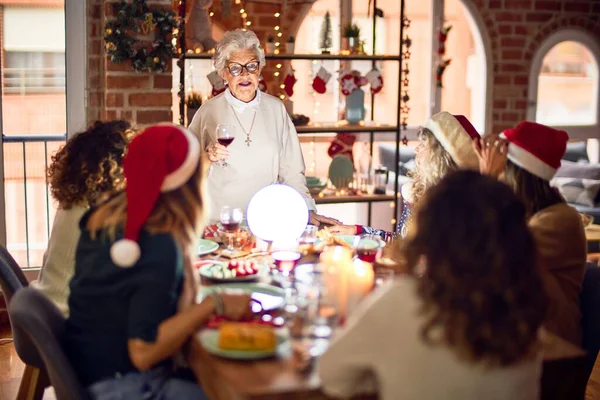 Mooie Groep Vrouwen Die Blij Zelfverzekerd Glimlachen Een Van Hen — Stockfoto